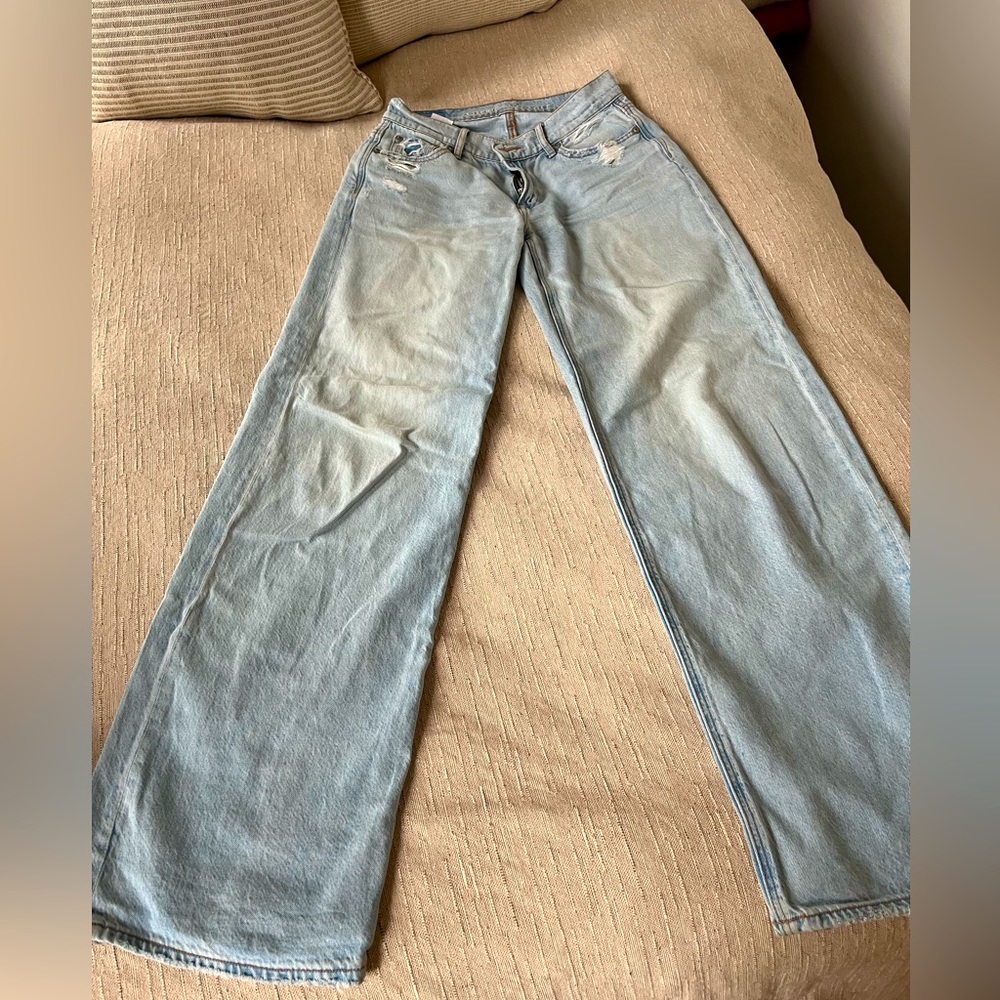 Incredibly soft light wash low-rise jeans by American Eagle size 000